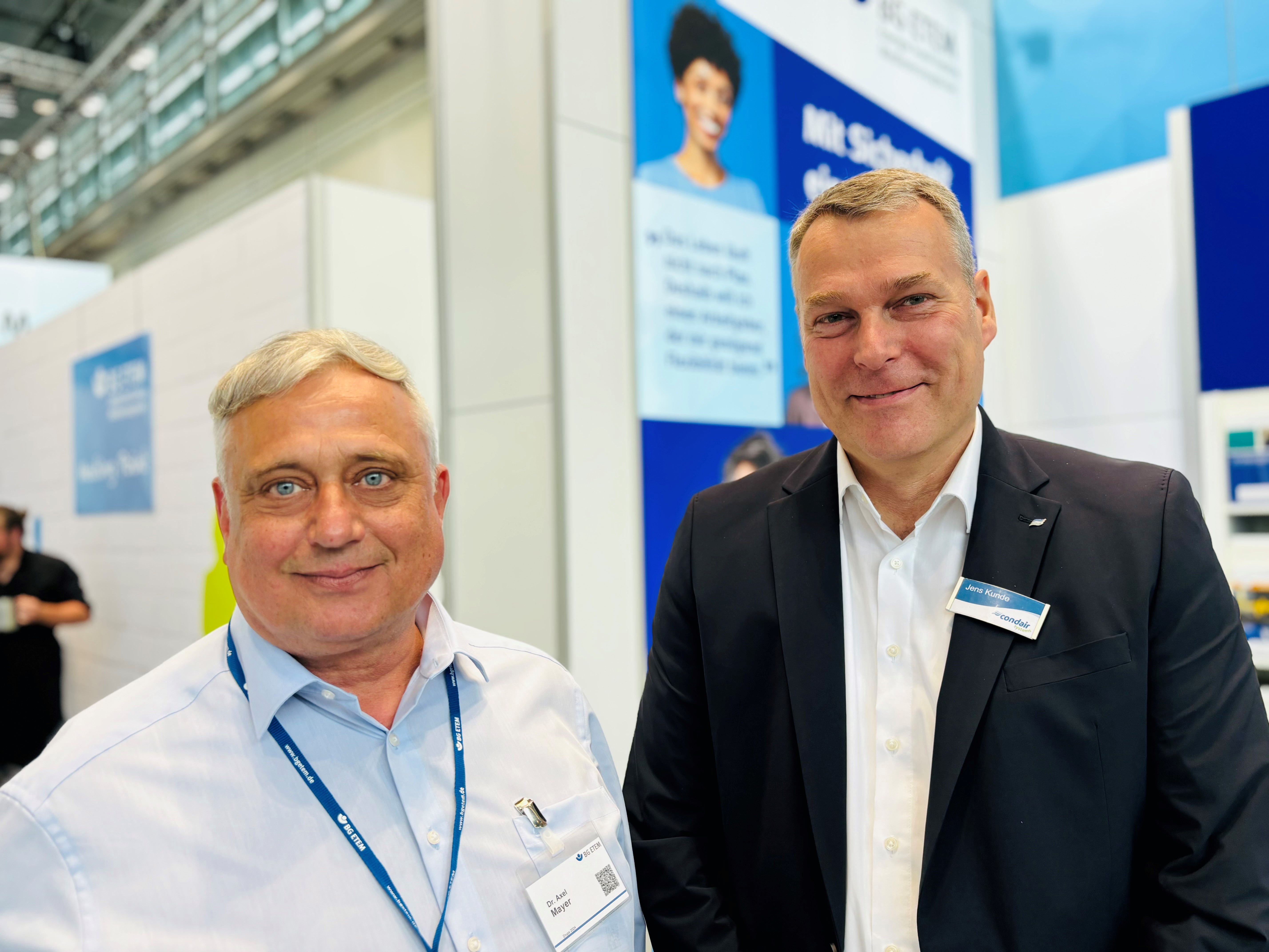 Dr. Axel Mayer (BG ETEM) und Jens Kunde (Condair Systems) auf dem BG ETEM Messestand (v.l.n.r.) Dr. Axel Mayer (BG ETEM) und Jens Kunde (Condair Systems) auf dem BG ETEM Messestand (v.l.n.r.)